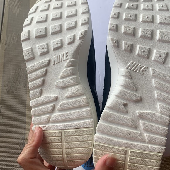 Nike Women's AIR MAX Leather Pull On Shoes - BRAND NEW- Size 7.5  NWOT - Picture 5 of 11